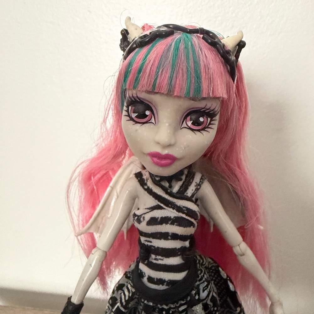 Monster high between classes Rochelle Goyle - Picture 2 of 3